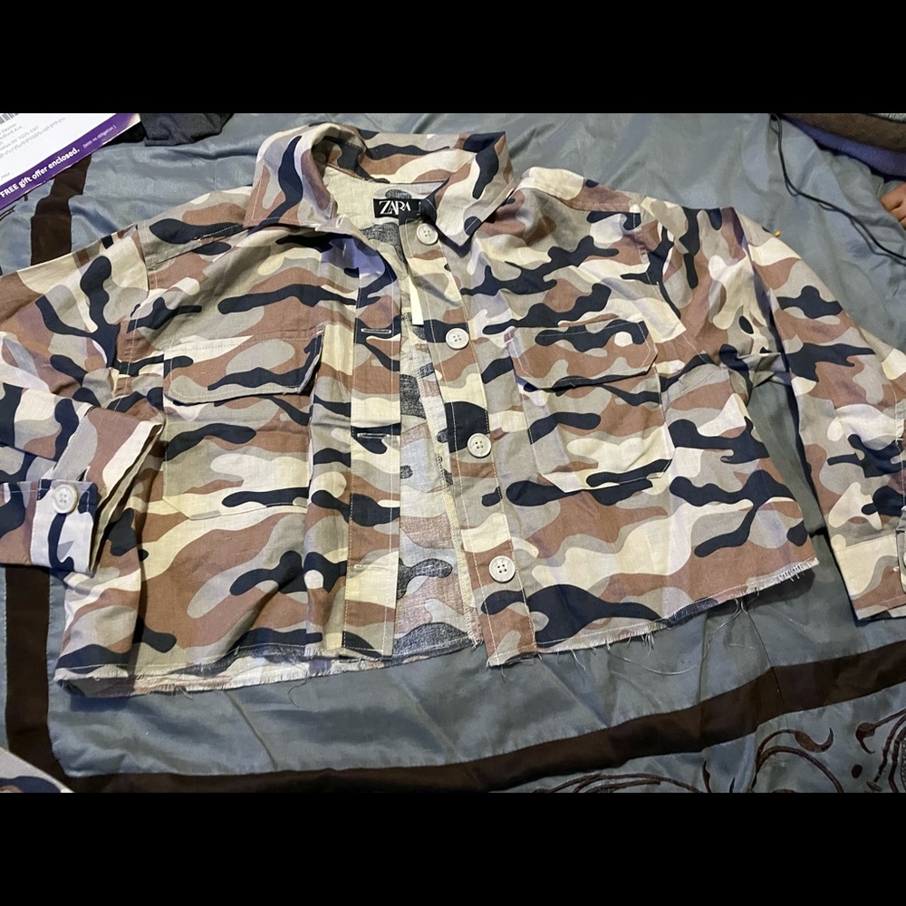 Two piece army fatigue line suit size large.